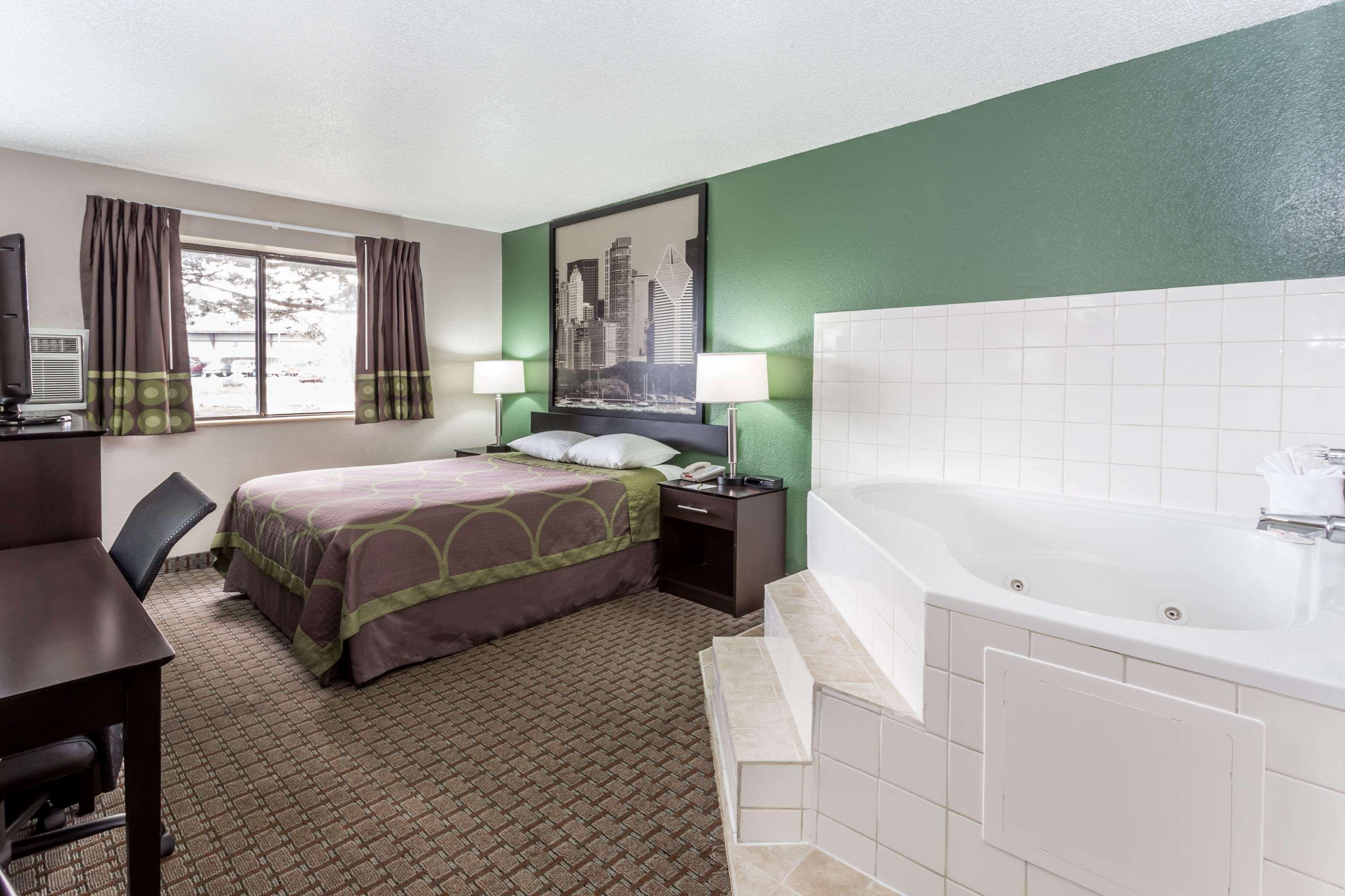 Super 8 By Wyndham Mundelein/Libertyville Area Exterior photo