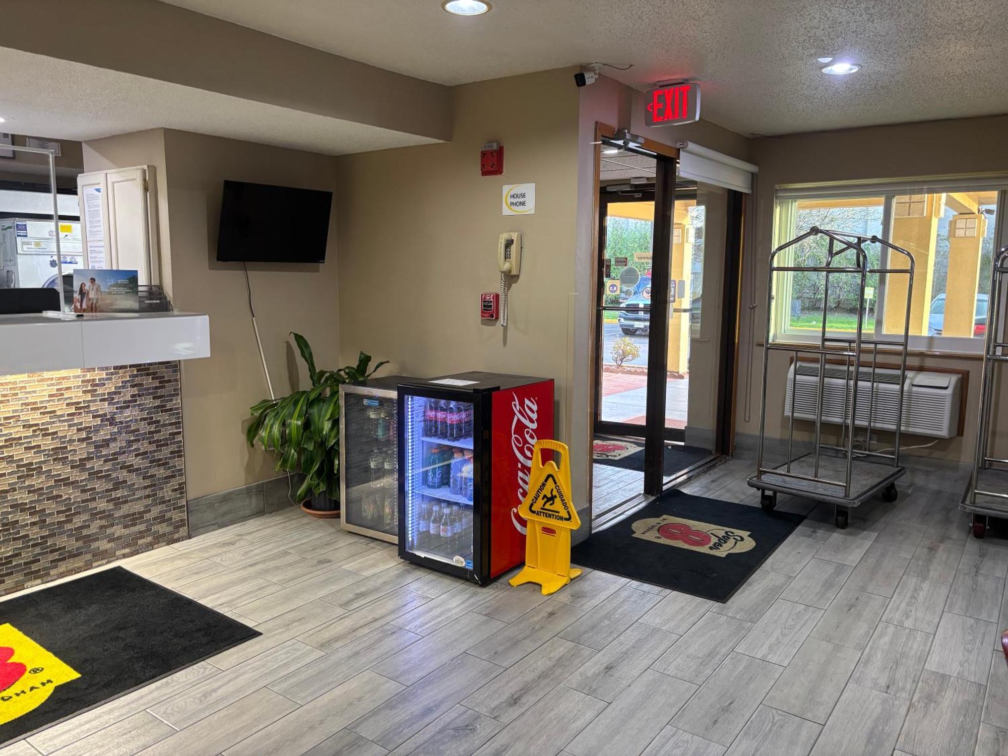 Super 8 By Wyndham Mundelein/Libertyville Area Exterior photo