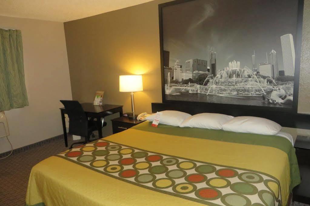 Super 8 By Wyndham Mundelein/Libertyville Area Exterior photo